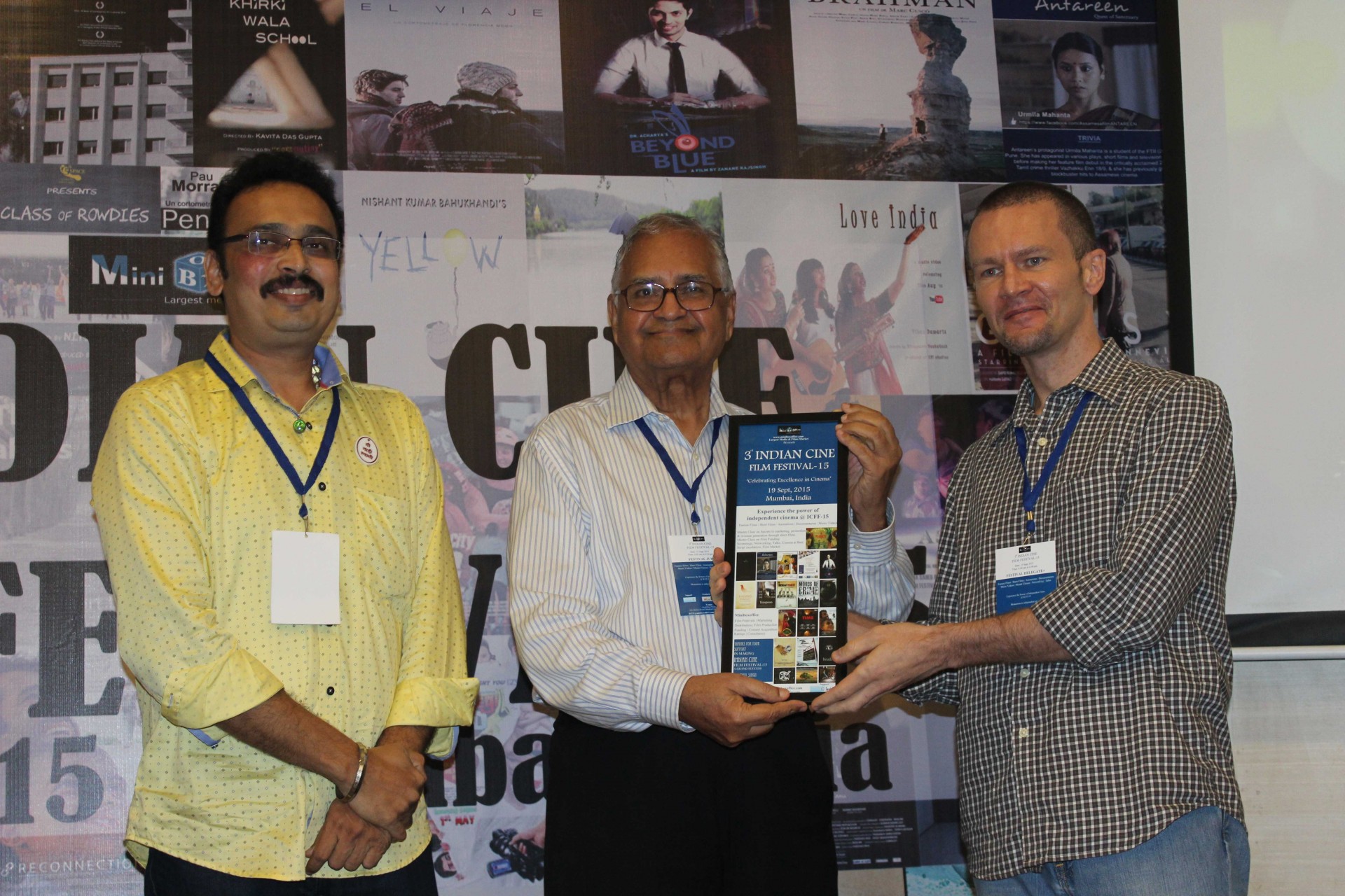 'Reconnection' wins Jury Special Mention award at Indian Cine Film Festival in Mumbai, India. The legend of Indian cinematograph G.L. Bhardwaj hands the award to Maksim Varfolomeev, film director.
