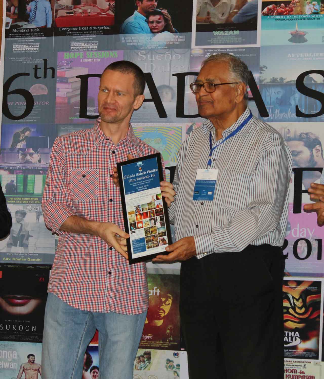 Maksim Varfolomeev receives an award from G.L. Bhardwaj - Dada Saheb Phalke Festival